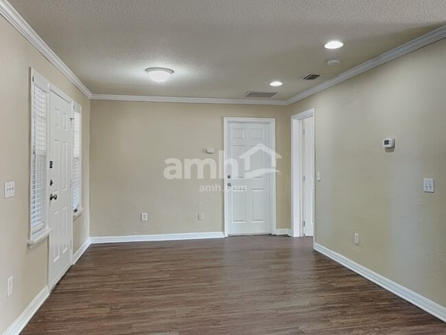 Building Photo - 245 Oak Run Ct