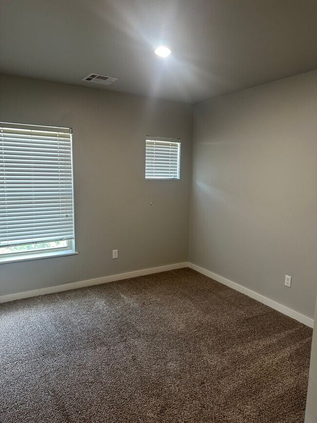 Foto del edificio - 3 Bedroom Townhome with ALL APPLIANCES at a great price!!