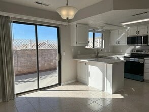 Building Photo - 1075 1400 W St