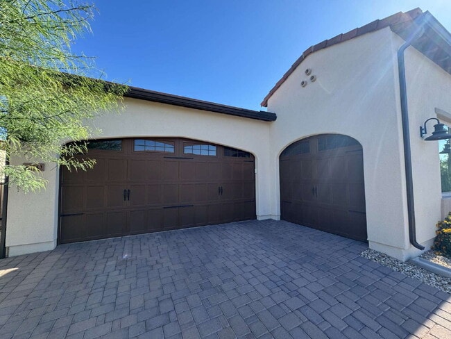 Building Photo - 120 E Iloca Ln