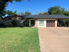 Building Photo - 1500 Hillcrest Dr
