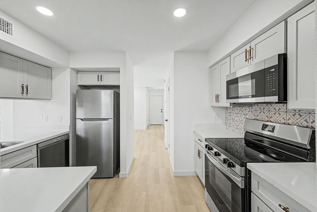 Remodeled 3BR End Unit Townhome in South Tempe | Private Yard + Covered Parking - Remodeled 3BR End Unit Townhome in South Tempe | Private Yard + Covered Parking