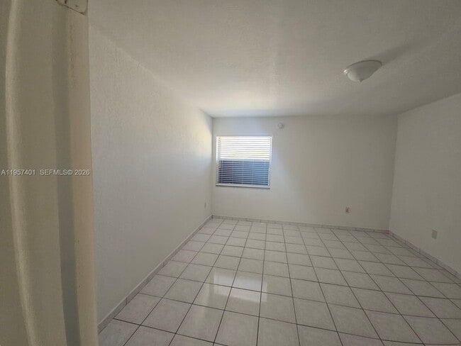 Building Photo - 1560 W 46th St