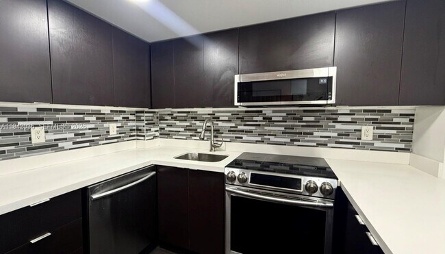 Foto del edificio - 16950 W Dixie Hwy