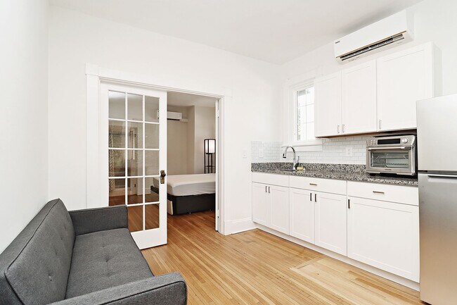 Foto del edificio - Furnished, Light-Filled Apartment With Utilities Included
