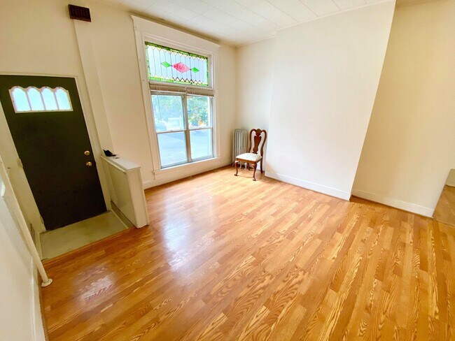 Building Photo - Large 3bedroom Remington Rowhome ~ 1 Block...