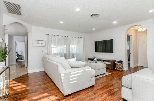 Building Photo - 280 SE 1st Ave