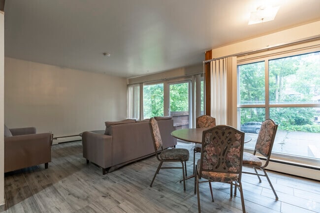 2BR, 1BA - 850SF - Balcony - Living/Dining Room - 832 Packard St