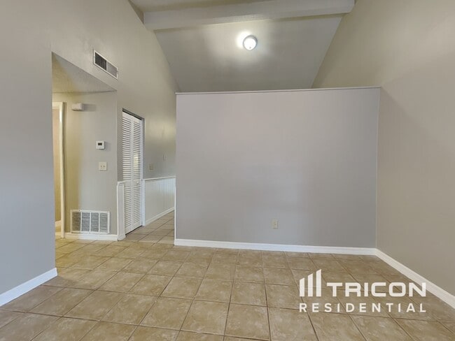 Building Photo - 16015 Splitlog Dr