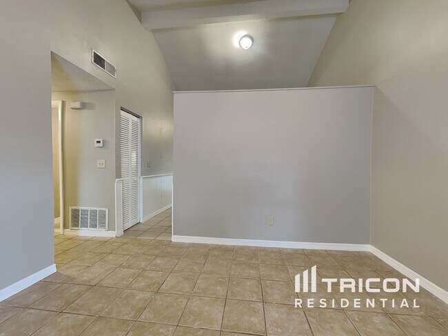 Foto del edificio - 16015 Splitlog Dr