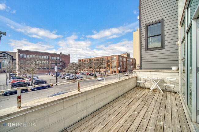Building Photo - 1412 W Division St