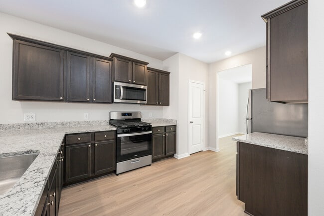 Building Photo - 15450 Maple Ter Dr