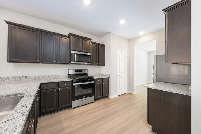 Foto del edificio - 15450 Maple Ter Dr