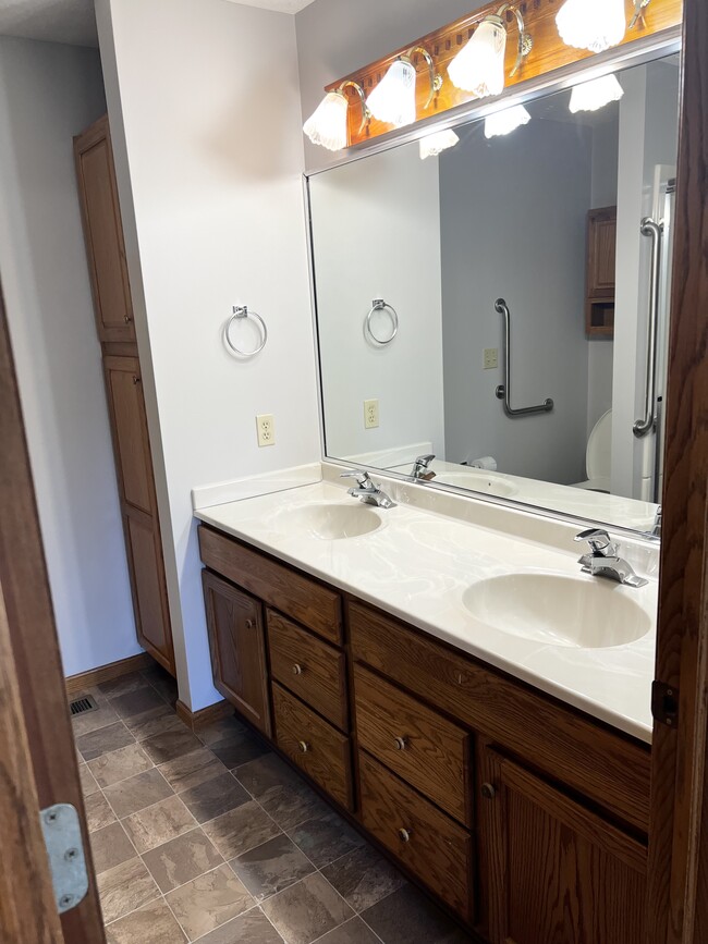 Building Photo - 1129 Golf Ct