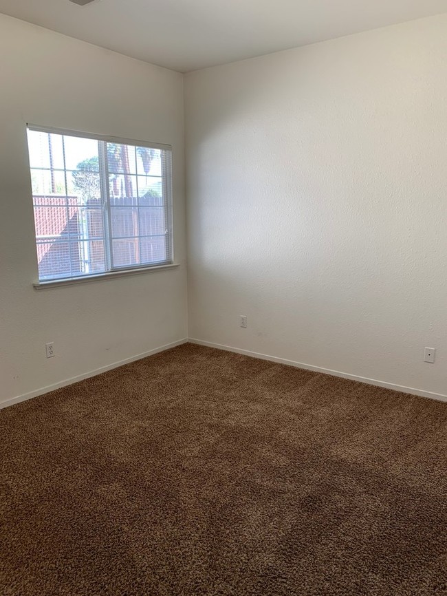 Building Photo - Hanford apartment available on Jana Way!