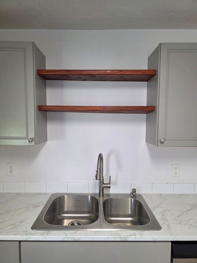 Building Photo - SINGLE LEVEL UPDATED 2 BED 1 BATH HOUSE