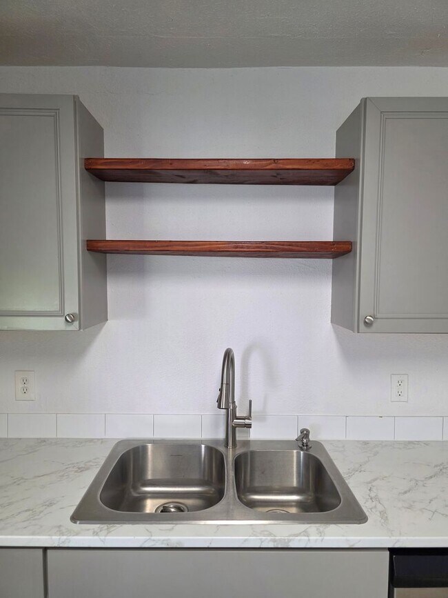 Foto del edificio - SINGLE LEVEL UPDATED 2 BED 1 BATH HOUSE