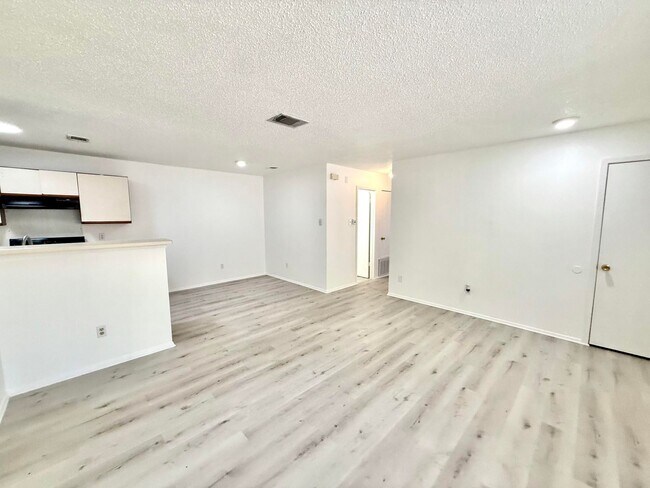 Building Photo - 403 Country Aire Dr