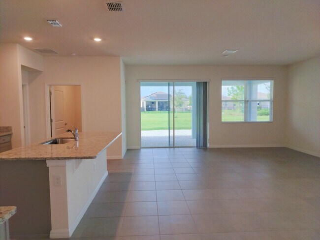 Foto del edificio - 5240 Sunshine Dr