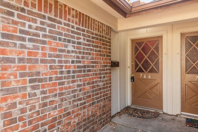Building Photo - 766 E Pecan St