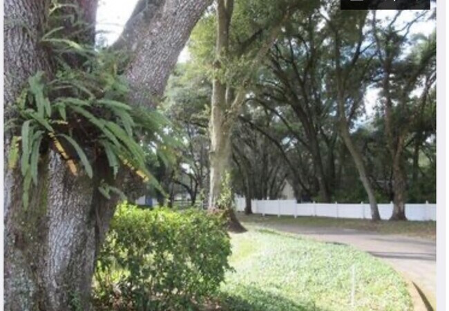 Enrty - 8017 Hibiscus Dr