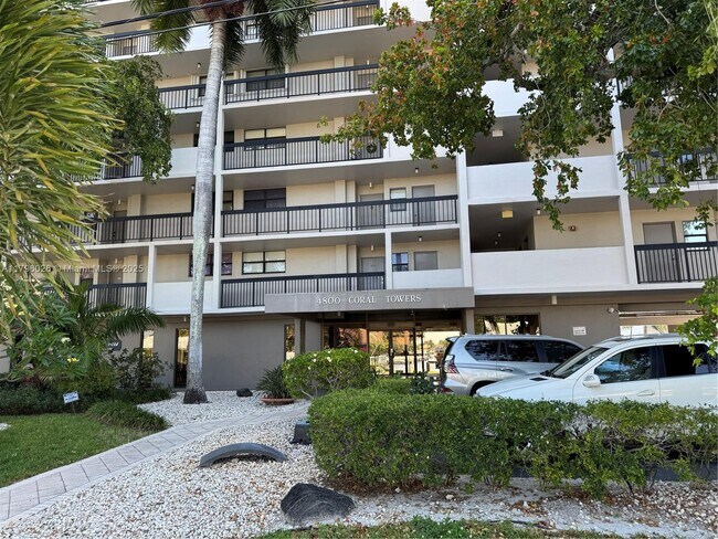 Foto del edificio - 4800 Bayview Dr