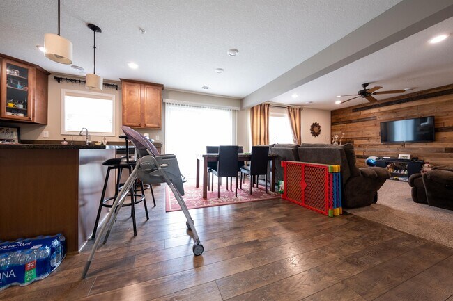 Foto del edificio - 3253 Lakewood Trl