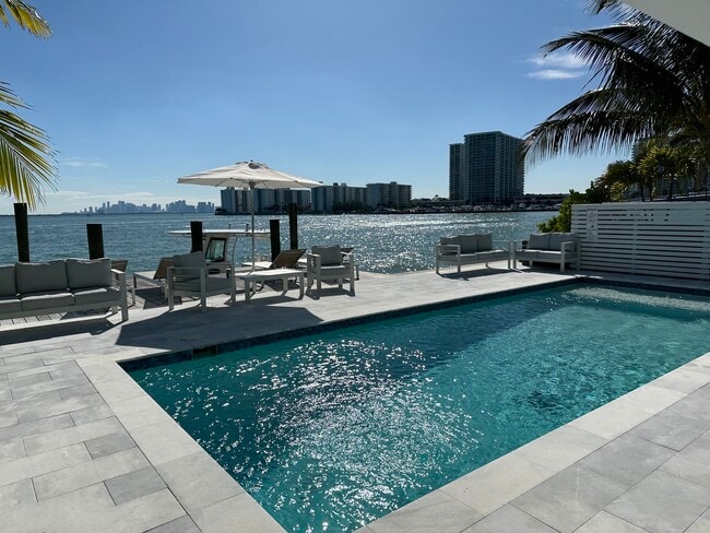 Foto del edificio - 1930 Bay Dr