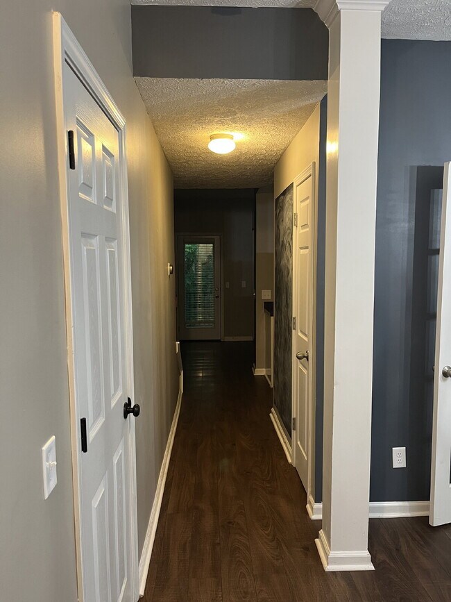 Foto del edificio - "Spacious 3-Bedroom Townhouse Retreat with Fireplace & Hardwood Floors in Antioch!"