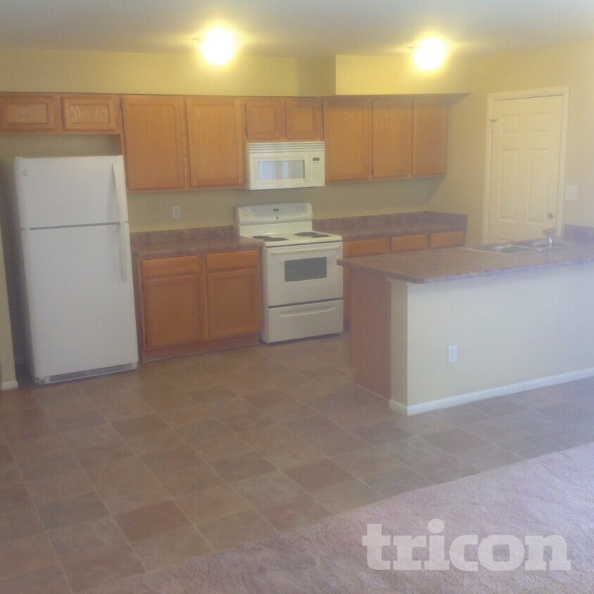 Building Photo - 3849 W Poinsettia Dr