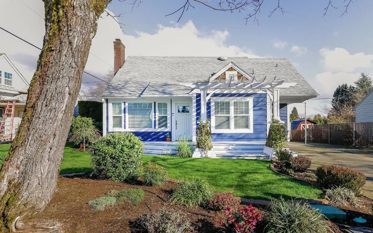 Primary Photo - Classic Style 4 bed 2.5 bath in Establishe...