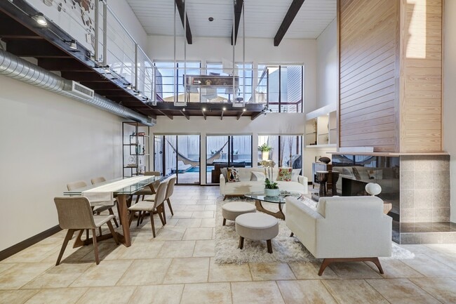 Building Photo - 2117 1/2 Hazard St