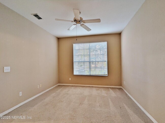 Building Photo - 13700 Richmond Park Dr N