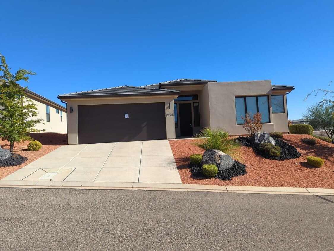 Primary Photo - Modern 3 Bedroom Home in a Beautiful Deser...