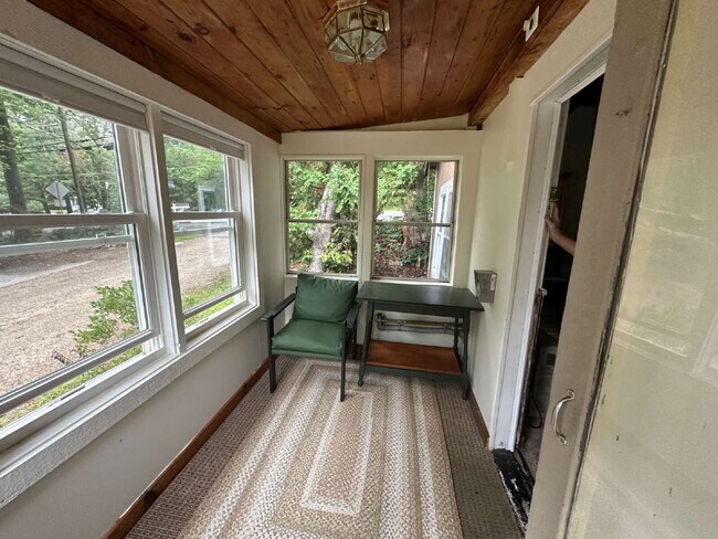 Foto del edificio - Charming Barrington Cottage Retreat: Fully Equipped 1BR Living with Private Yard Space!