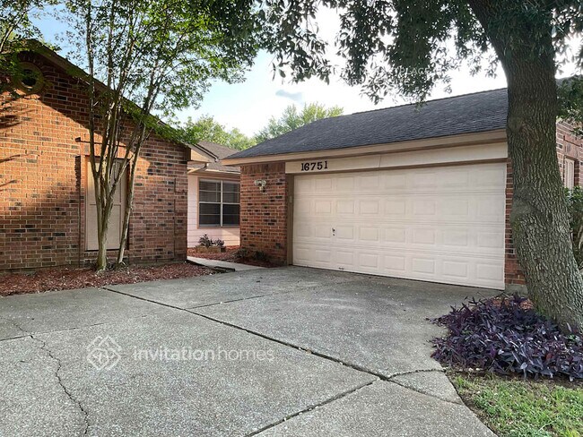 Foto del edificio - 16751 Summer Dawn Ln