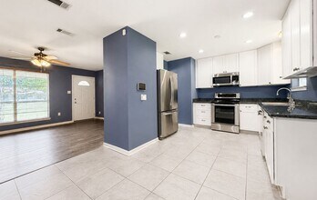 Building Photo - 536 Fountainbleau Dr