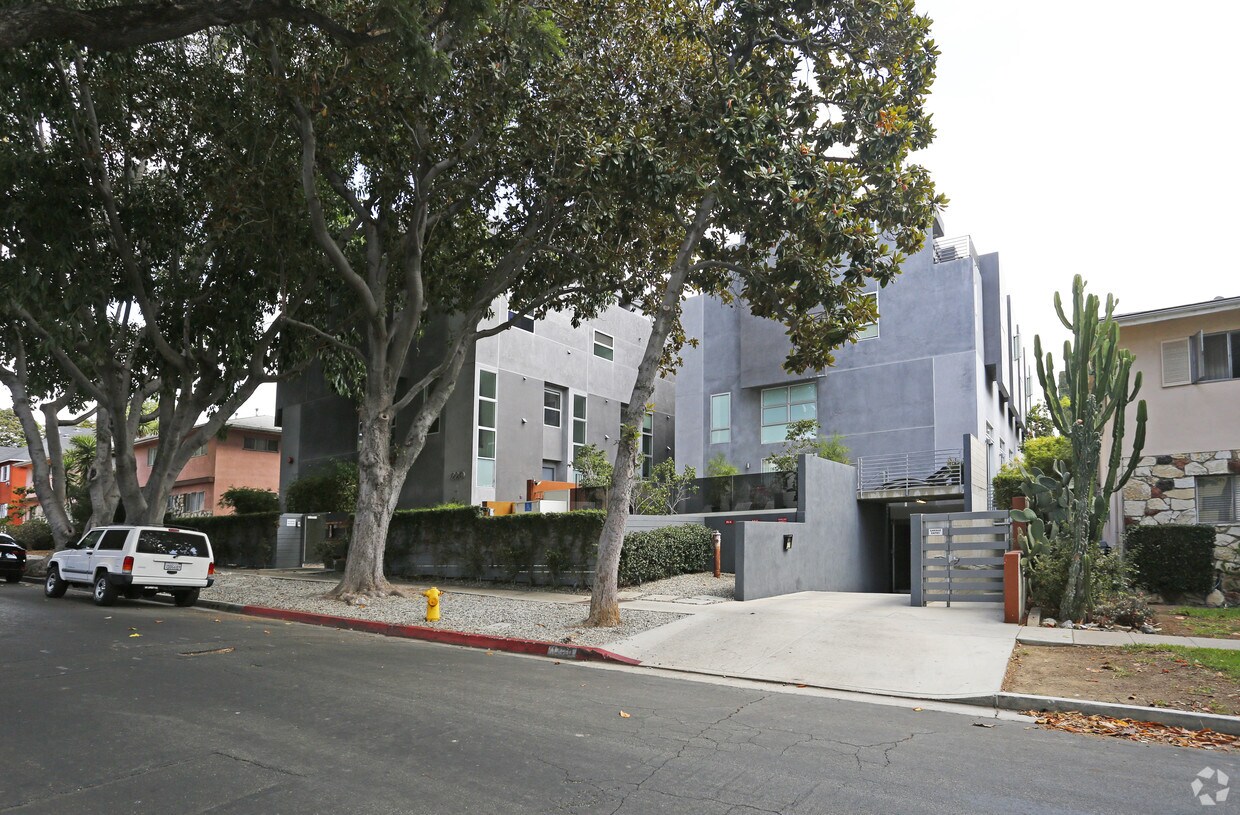 Building - 1220 N Orange Grove Ave