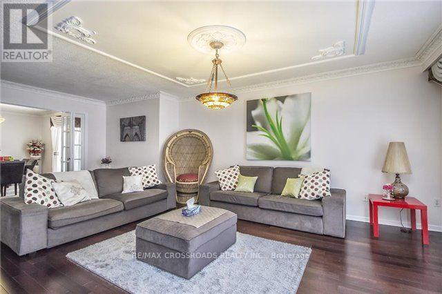 Building Photo - 2 Hampstead Ct