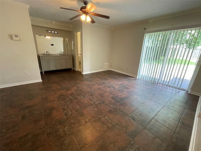Building Photo - 6943 Foxhurst Ln