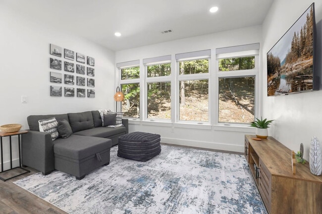 Building Photo - 15 Dearhurst Rd