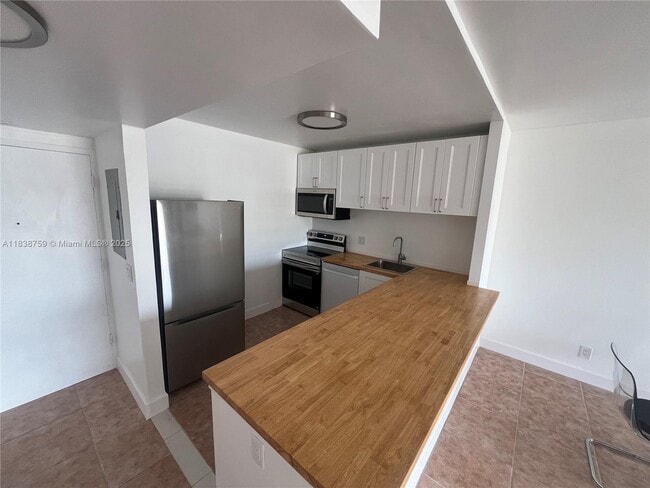 Building Photo - 1455 N Treasure Dr