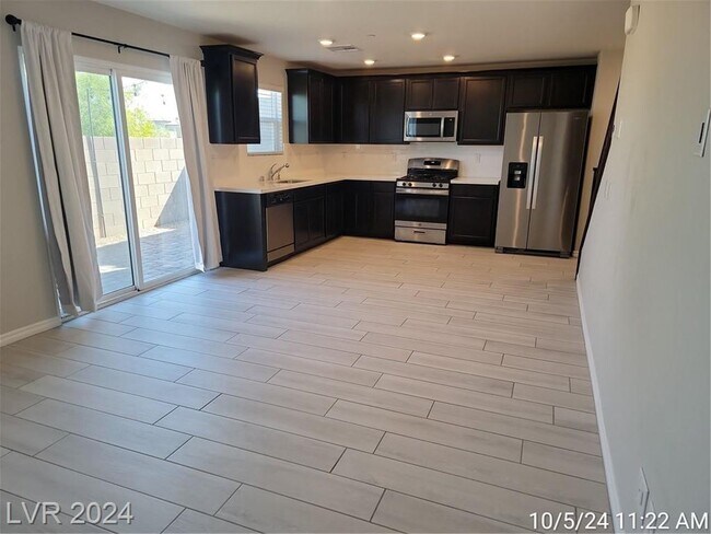 Building Photo - OUTSTANDING HENDERSON TOWNHOME IN GATED CO...