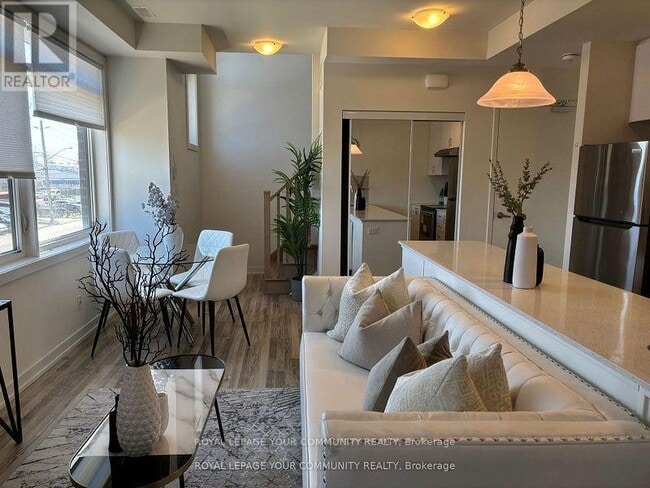 Photo du bâtiment - 370-370 Red Maple Rd