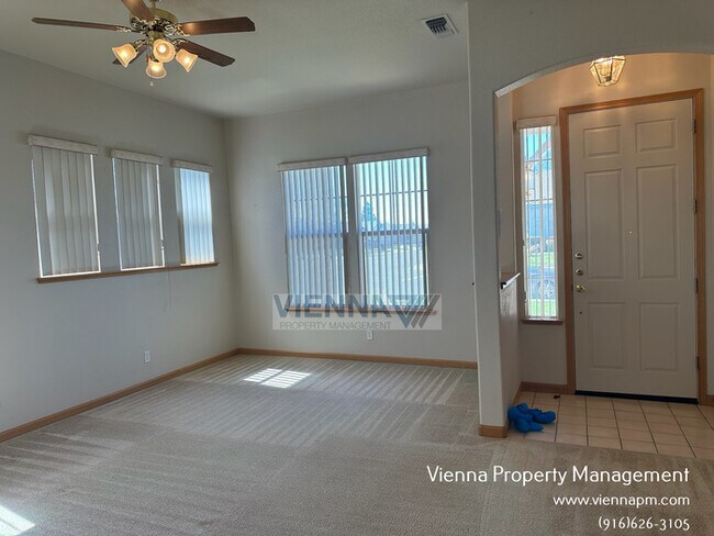 Building Photo - Gorgeous Lincoln Home in Great Neighborhood!