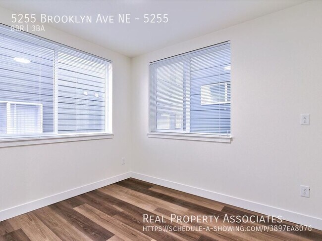Building Photo - U-District Townhome Available Fall 2024!