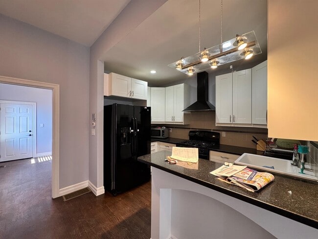 Building Photo - 8 Cross St E