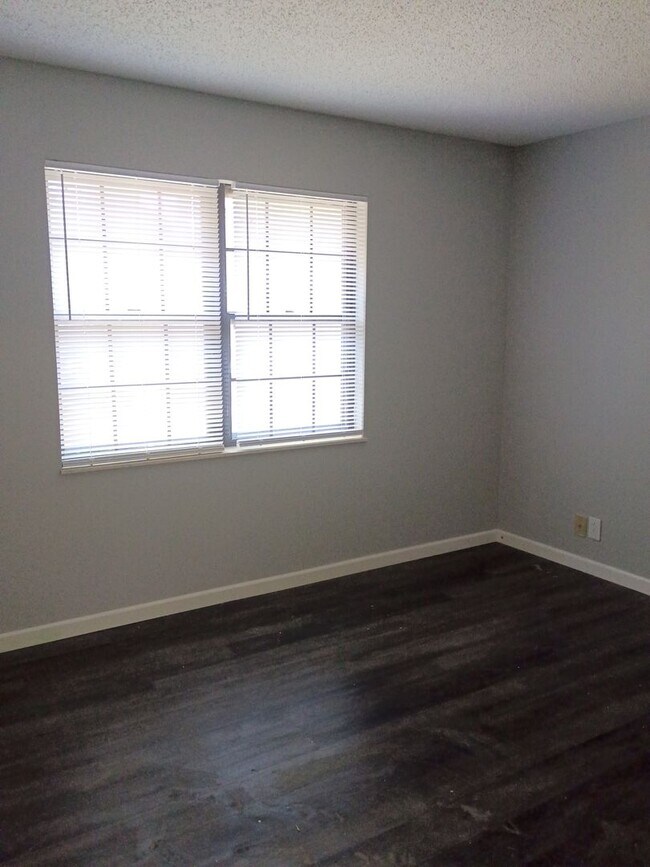 Foto del edificio - 2 bedroom 1 bath apt