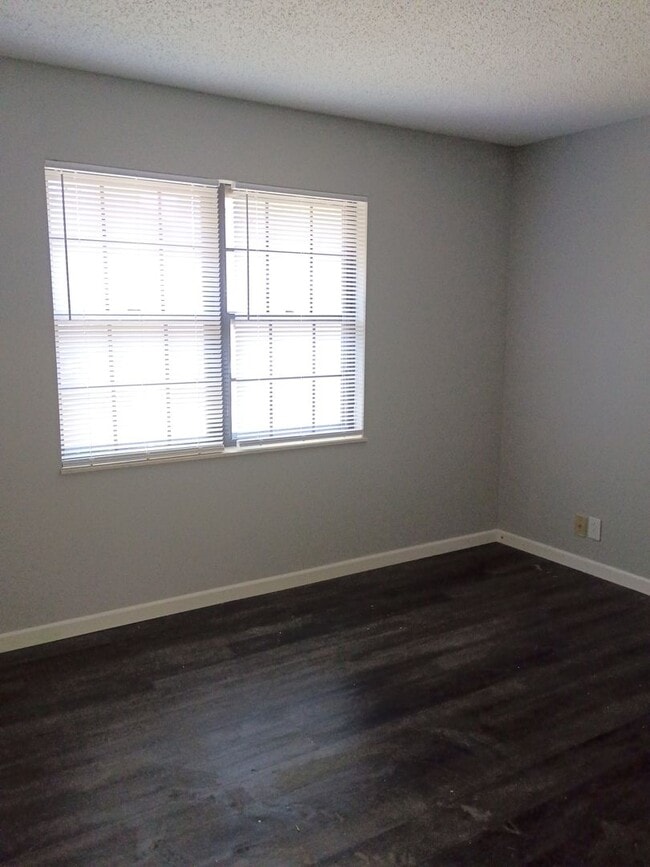 Building Photo - 2 bedroom 1 bath apt