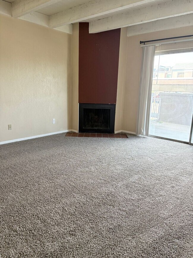 Foto del edificio - 2 Bedroom Lower Level Unit - ALL UTILITIES...